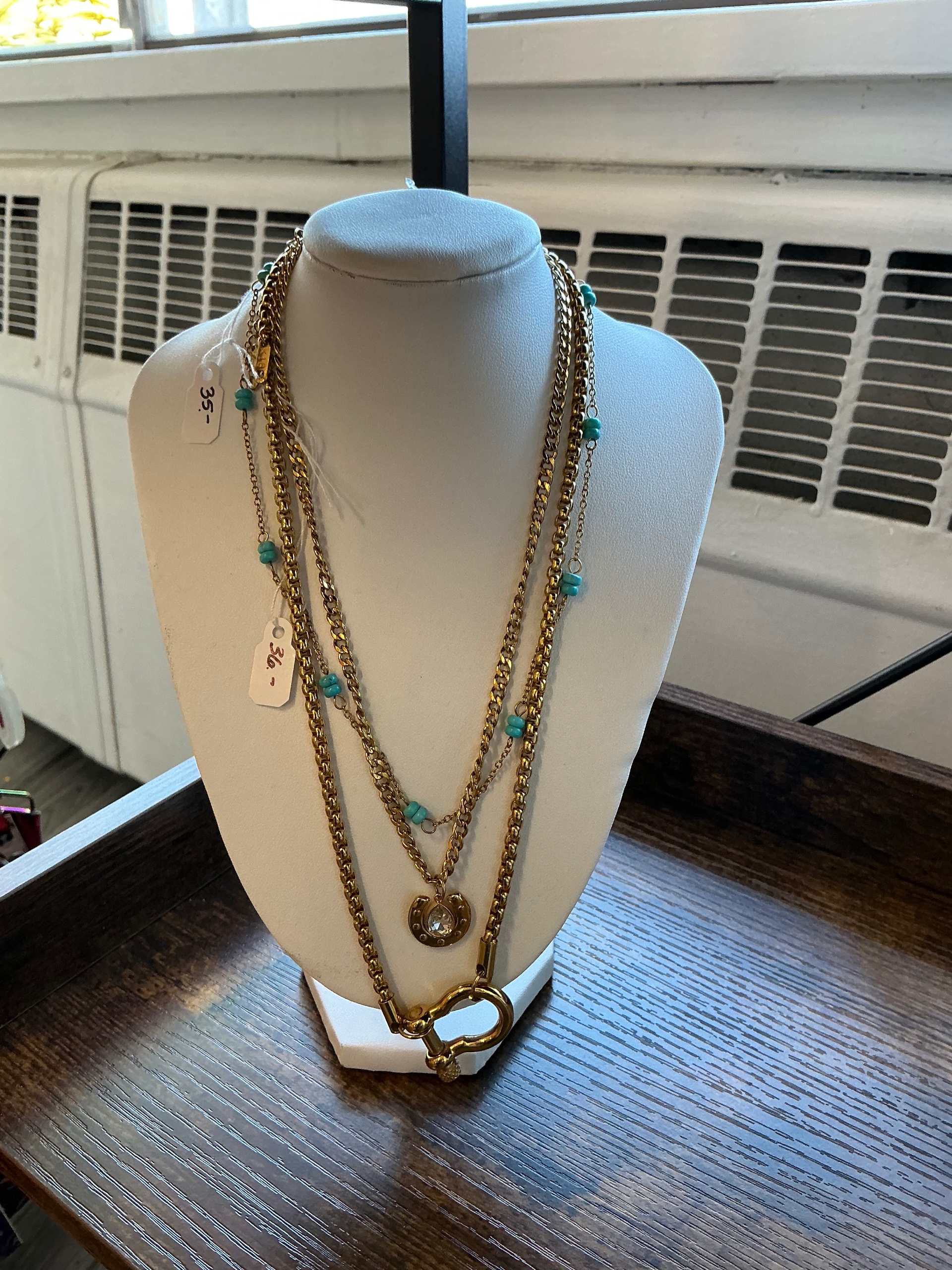 Leo Gold Large Horseshoe Clasp Necklace